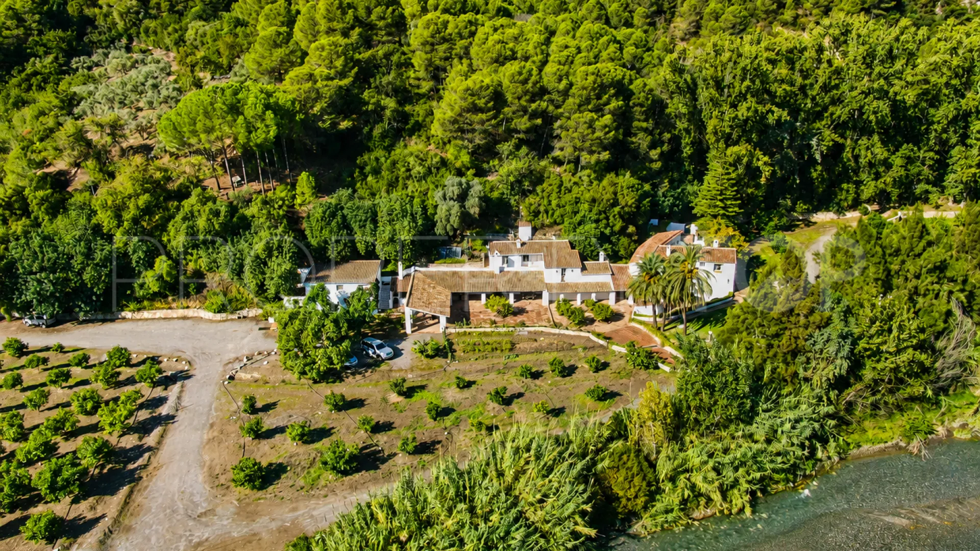 Finca en venta de 8 dormitorios en Casares