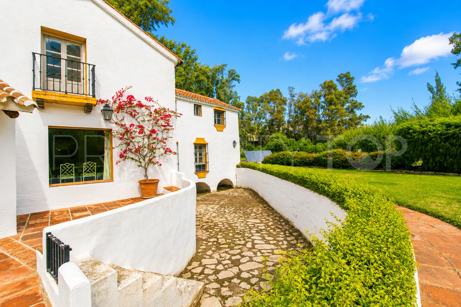 Finca en venta de 8 dormitorios en Casares