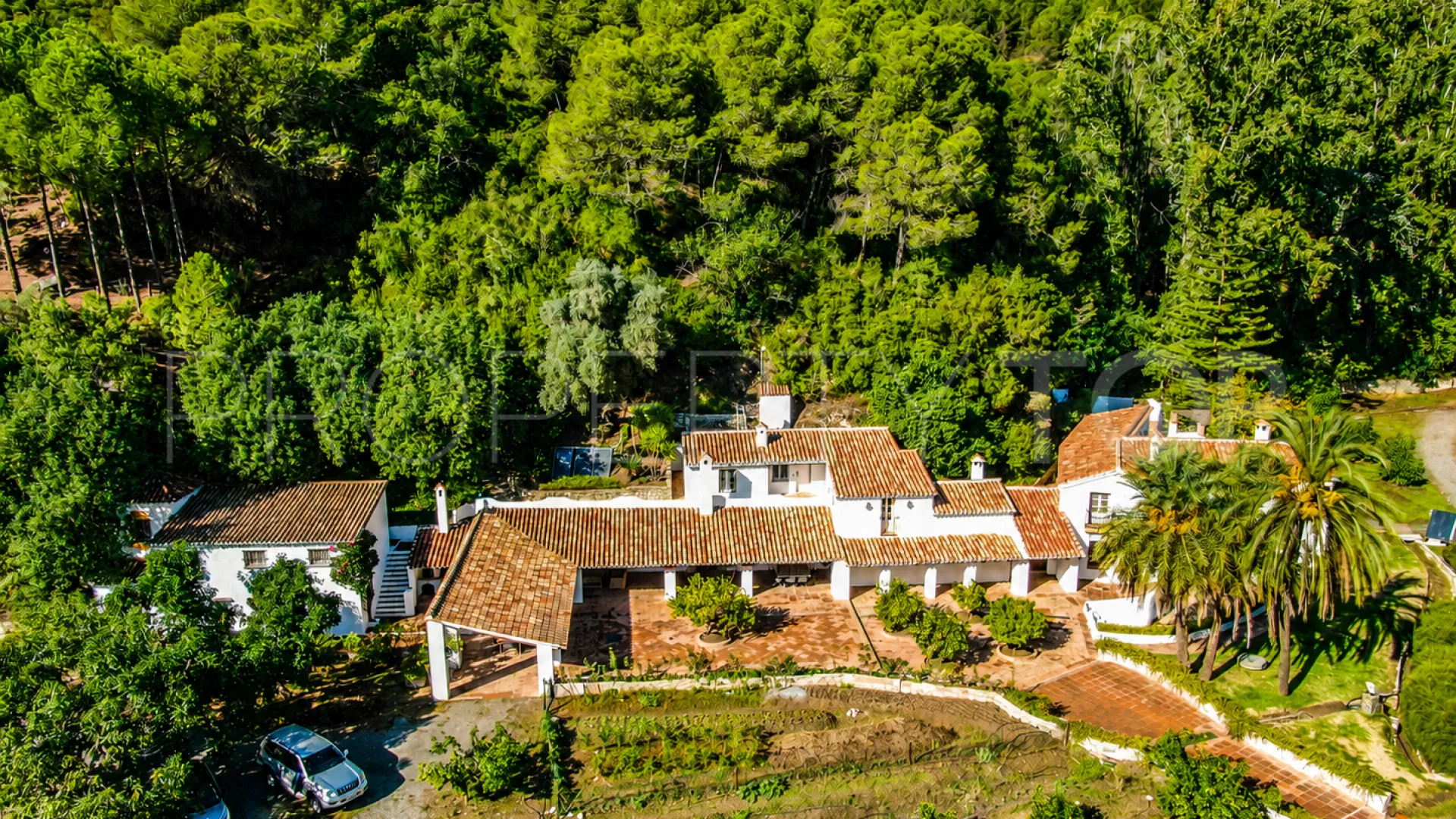 Finca en venta de 8 dormitorios en Casares