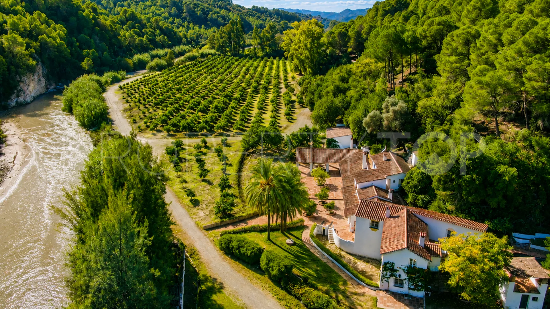 Finca en venta de 8 dormitorios en Casares