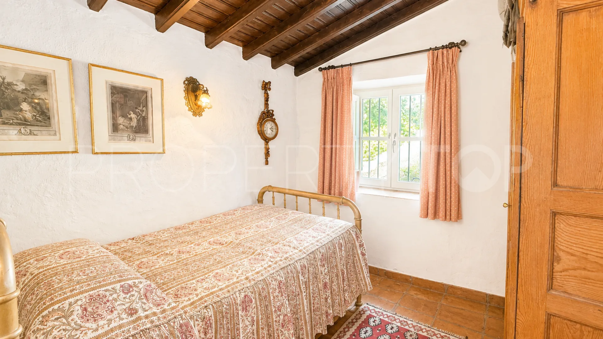 Finca en venta de 8 dormitorios en Casares