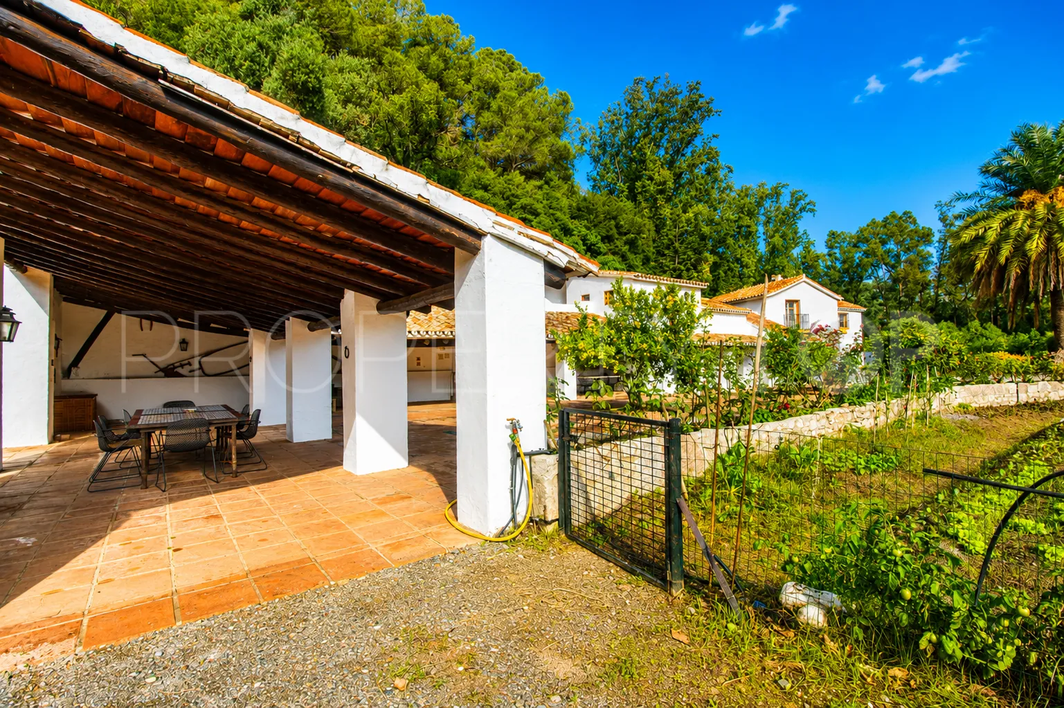 Finca en venta de 8 dormitorios en Casares