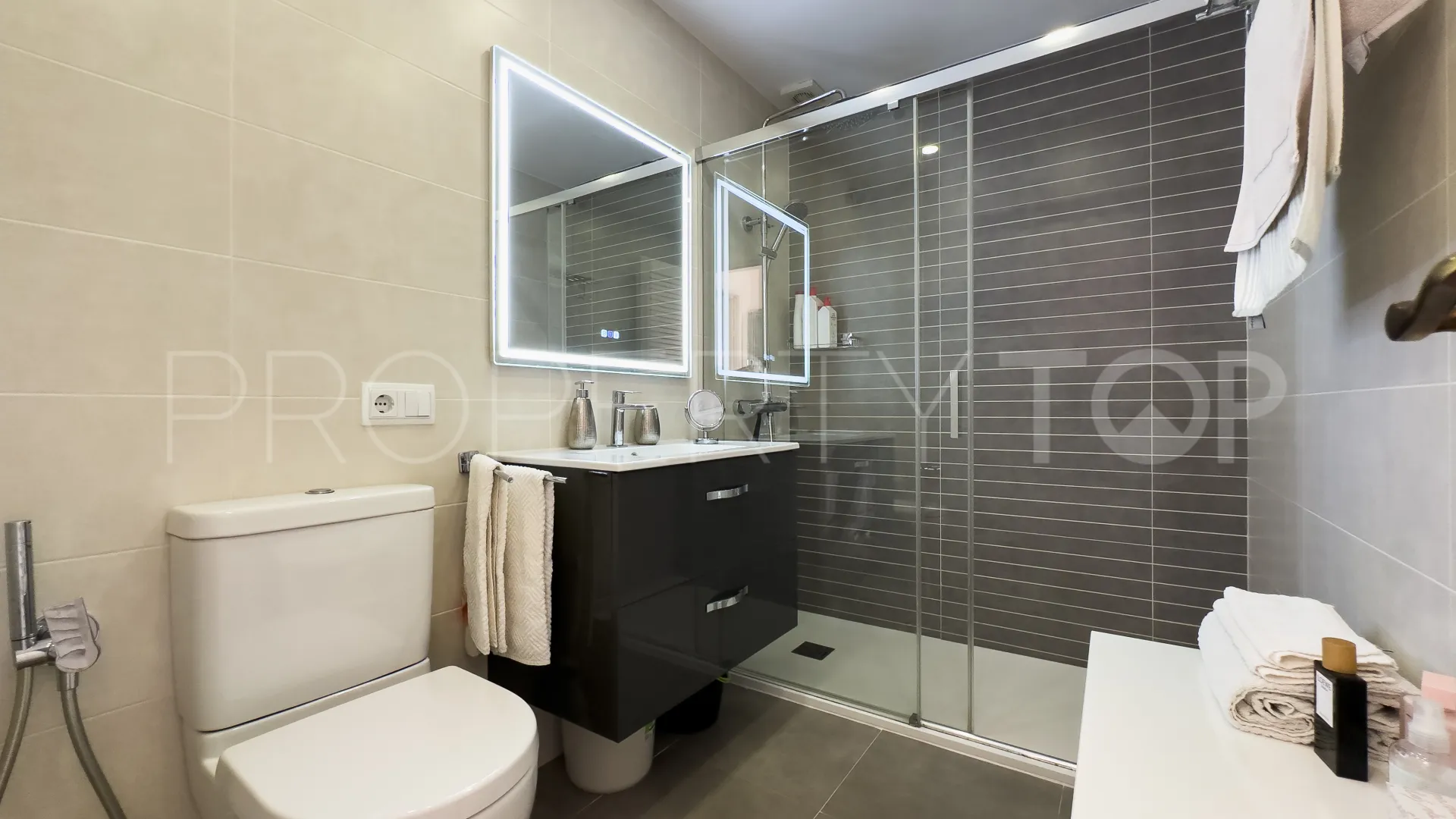 Puerto La Duquesa apartment for sale
