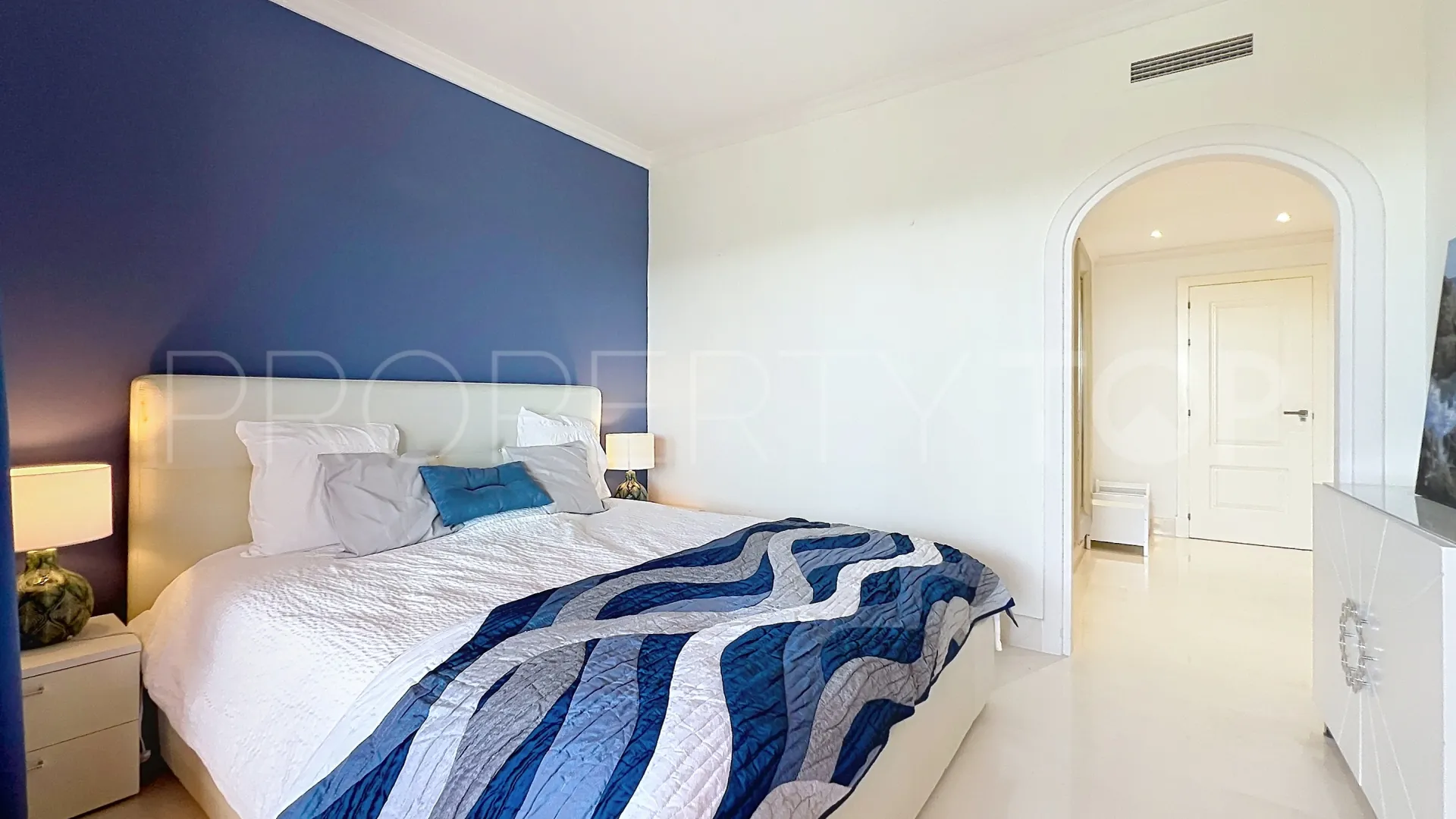 Buy apartment in Benahavis Hills Country Club