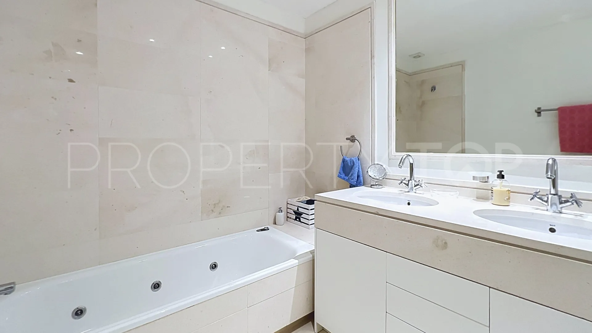 Buy apartment in Benahavis Hills Country Club