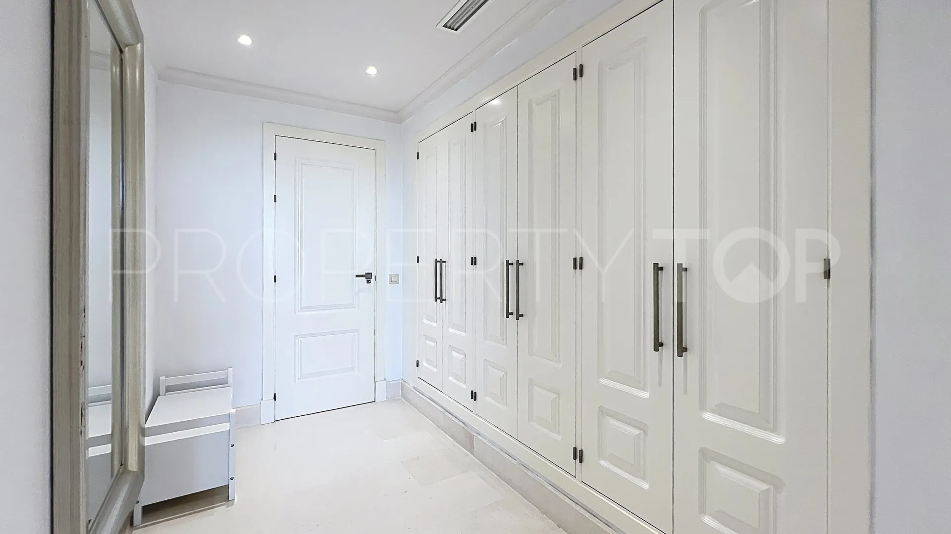 Buy apartment in Benahavis Hills Country Club