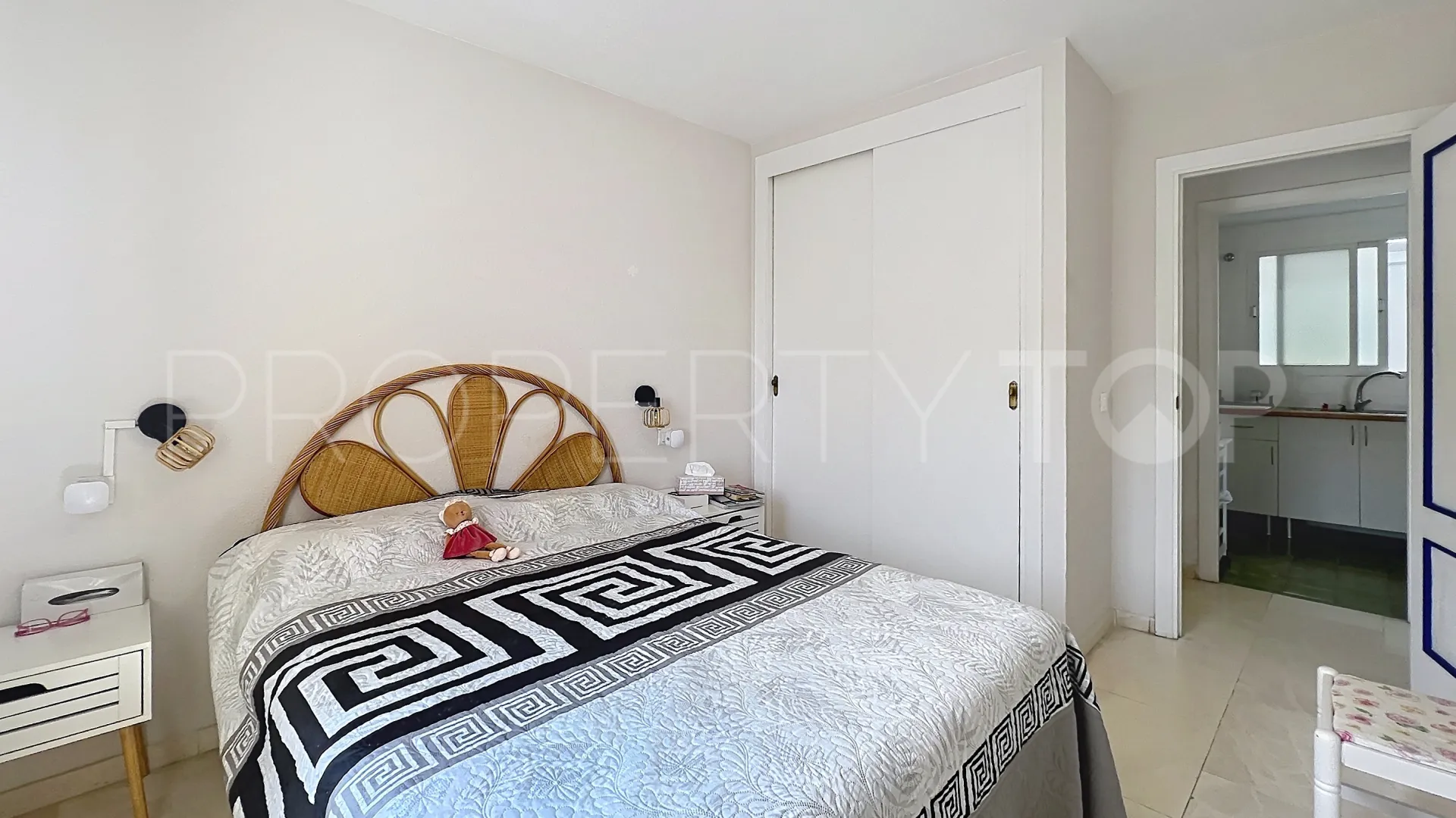For sale apartment in Sabinillas