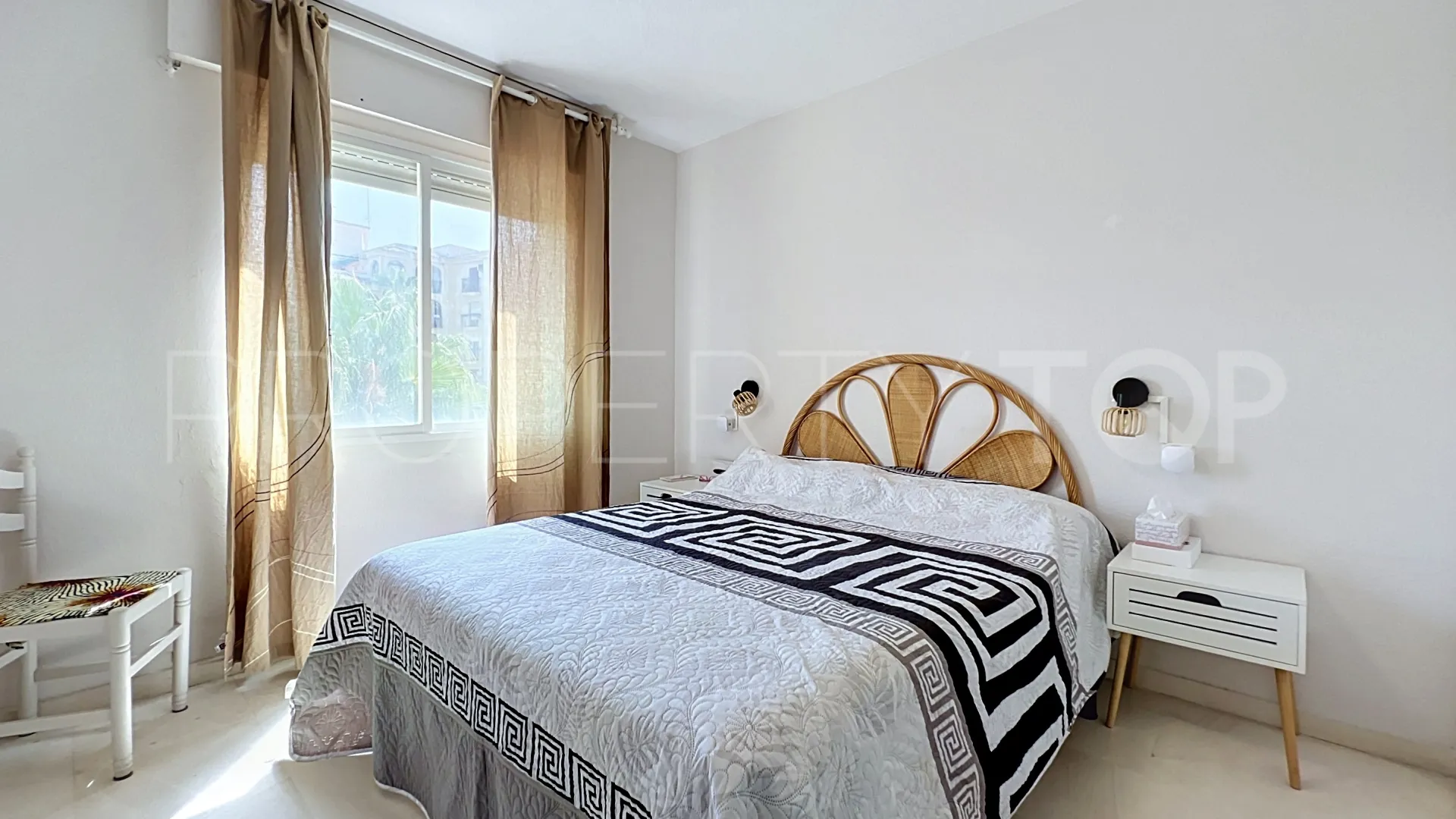 For sale apartment in Sabinillas