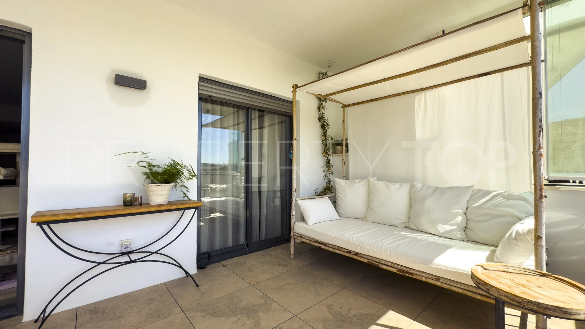 Ground floor apartment with 2 bedrooms for sale in Bahia de las Rocas