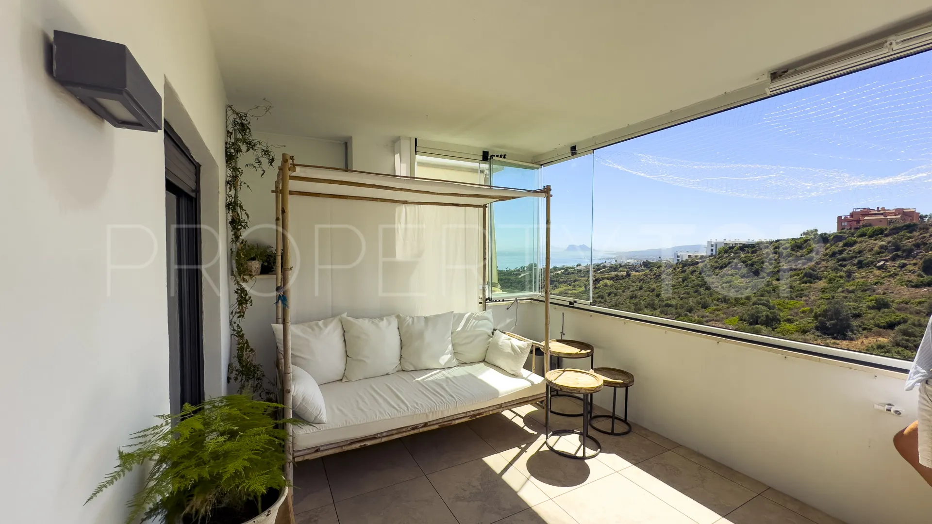 Ground floor apartment with 2 bedrooms for sale in Bahia de las Rocas