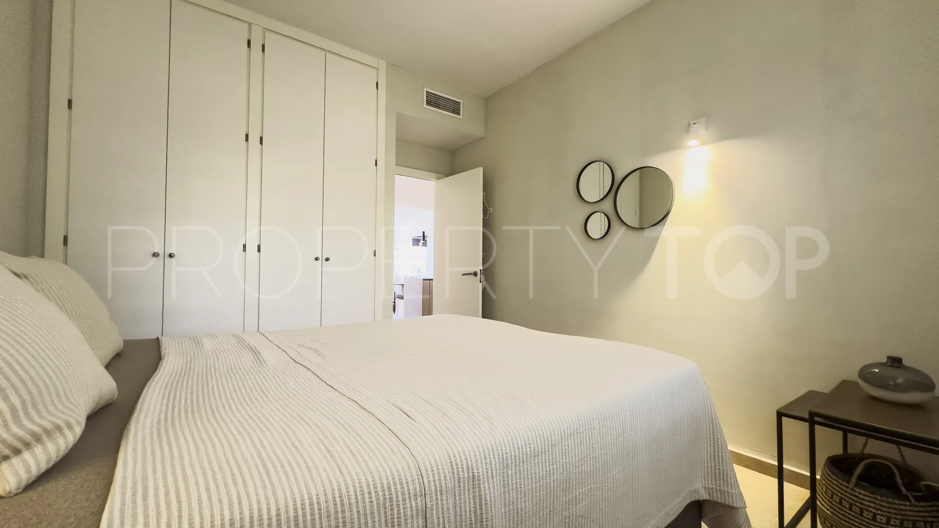 Ground floor apartment with 2 bedrooms for sale in Bahia de las Rocas