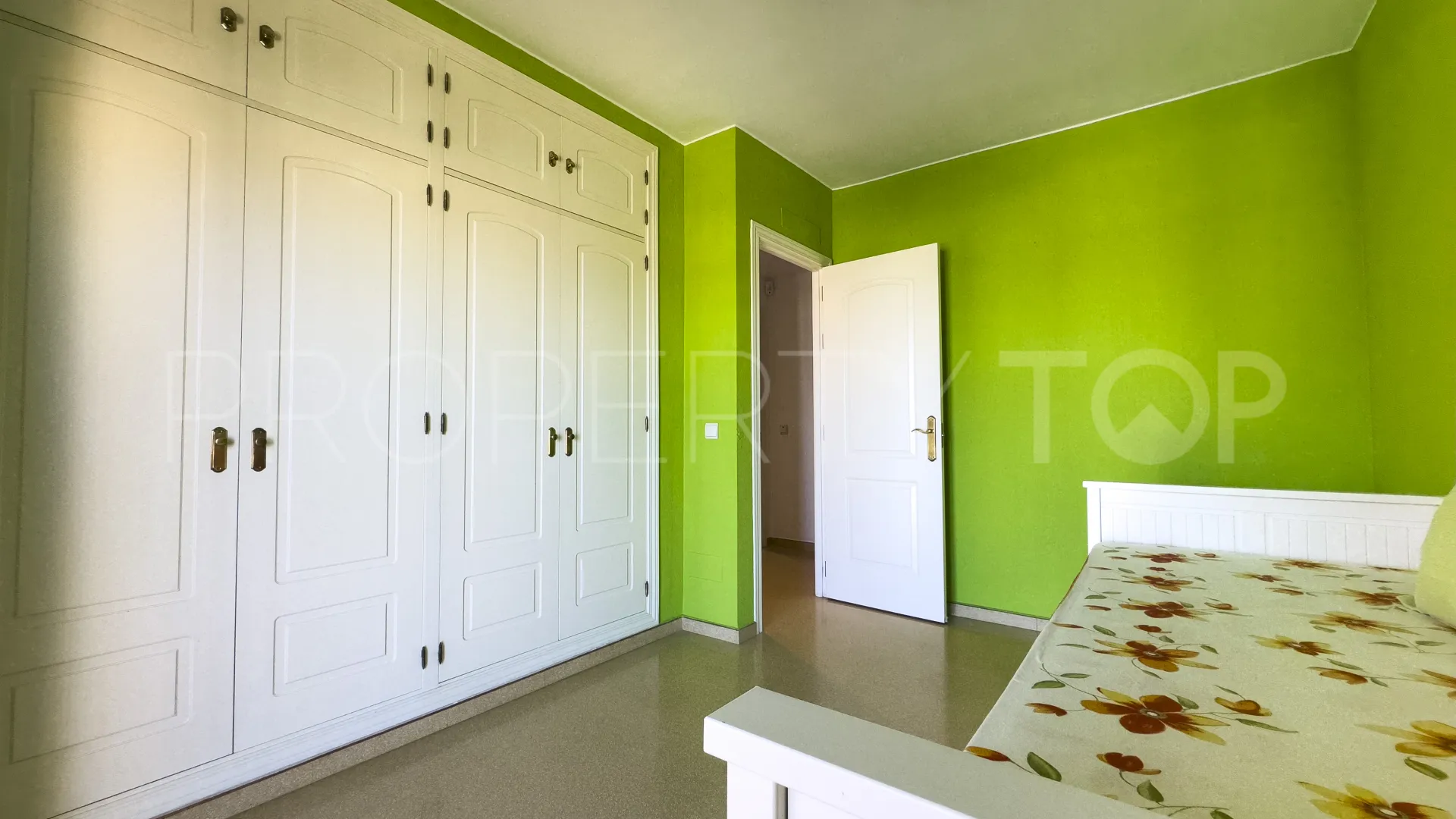 Se vende apartamento con 2 dormitorios en Sabinillas