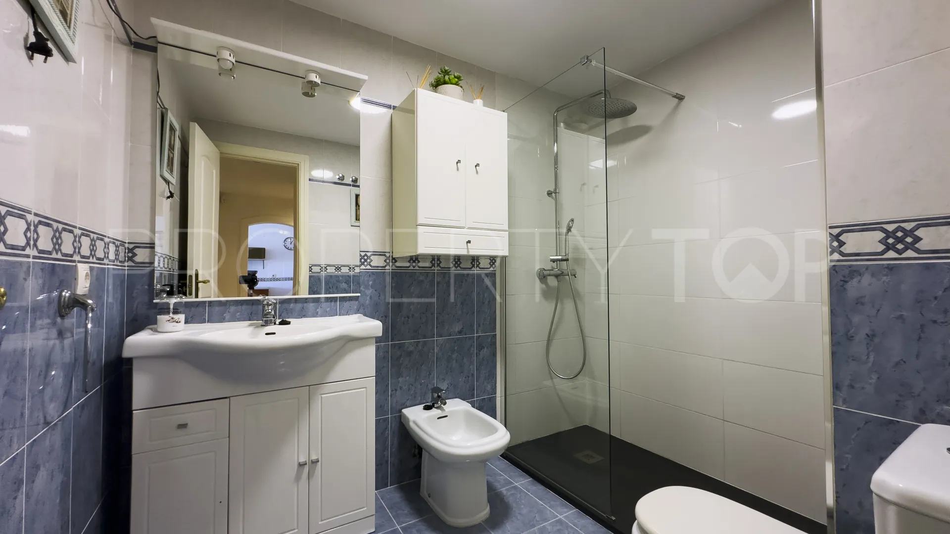 Se vende apartamento con 2 dormitorios en Sabinillas