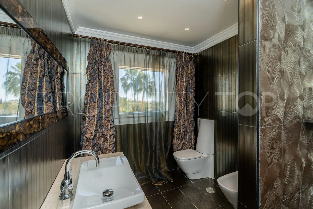 Villa for sale in Benahavis with 5 bedrooms