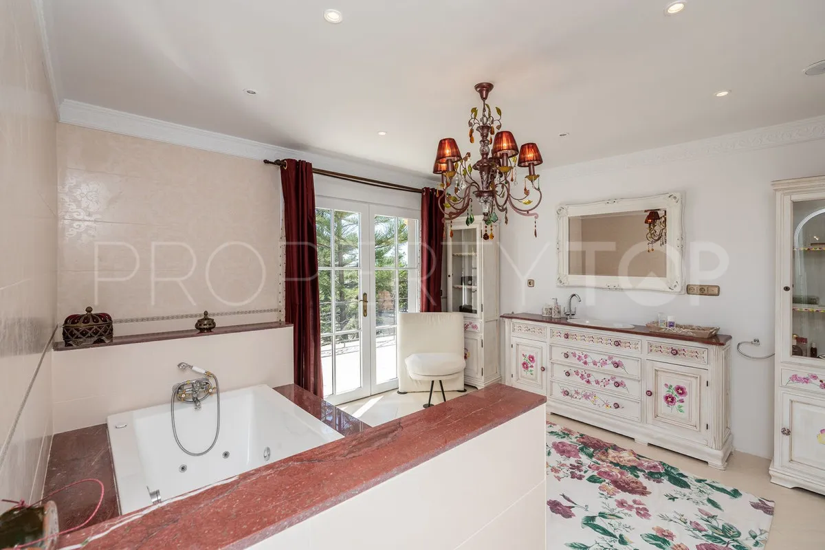 Villa for sale in Benahavis with 5 bedrooms