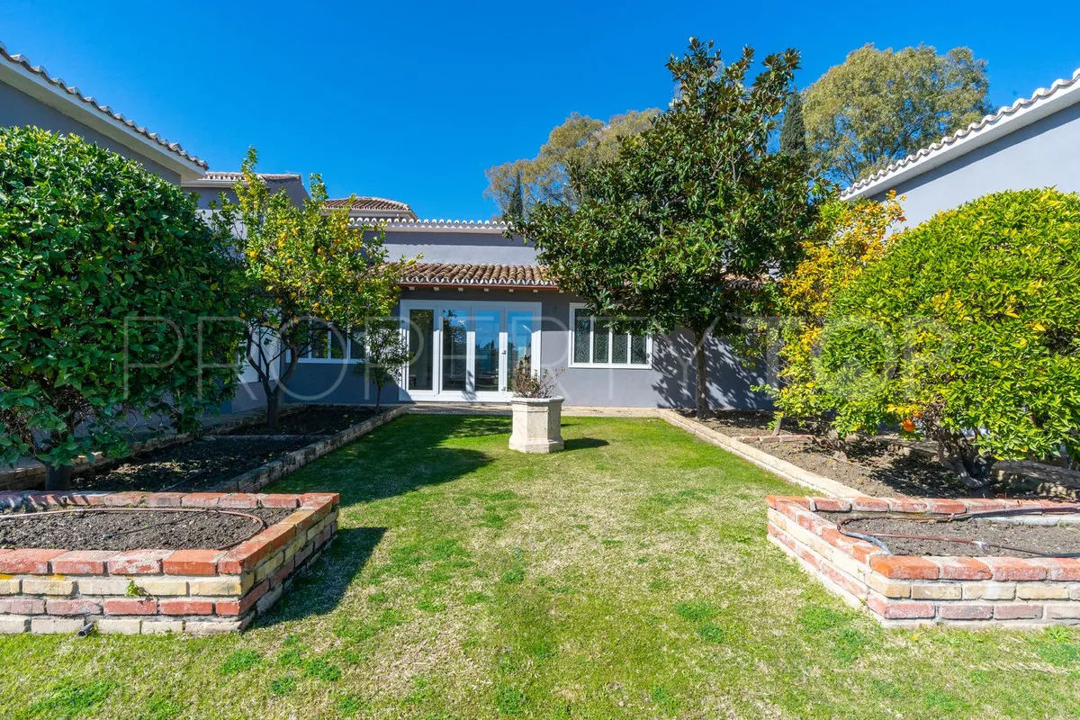 Villa for sale in Benahavis with 5 bedrooms