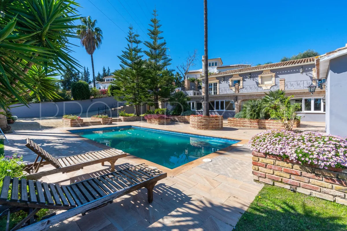 Villa for sale in Benahavis with 5 bedrooms