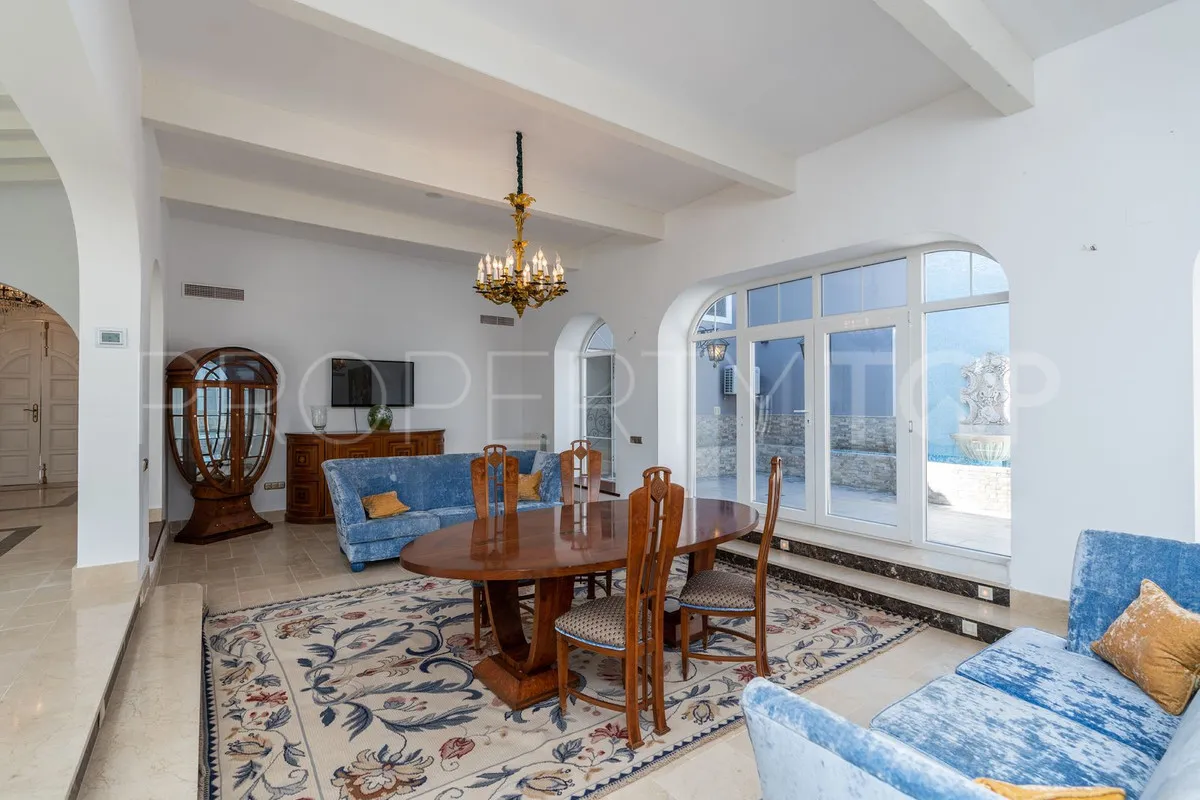 Villa for sale in Benahavis with 5 bedrooms