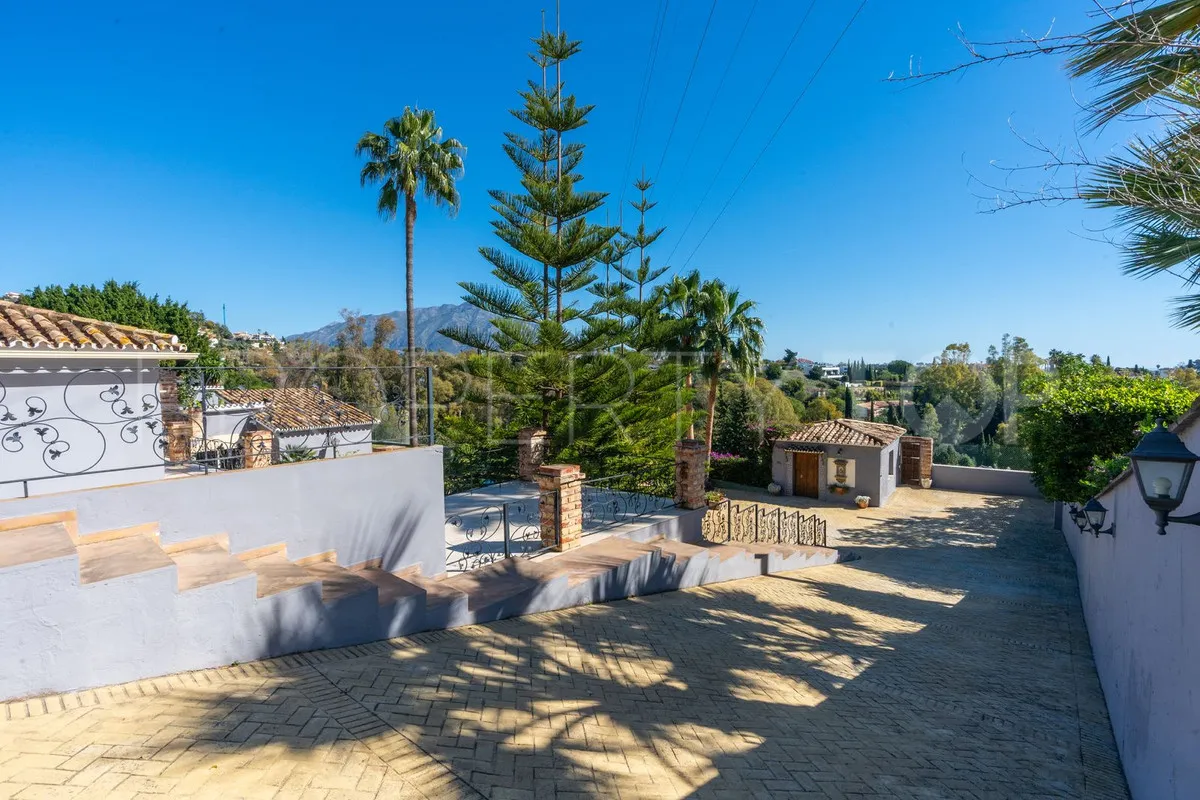 Villa for sale in Benahavis with 5 bedrooms