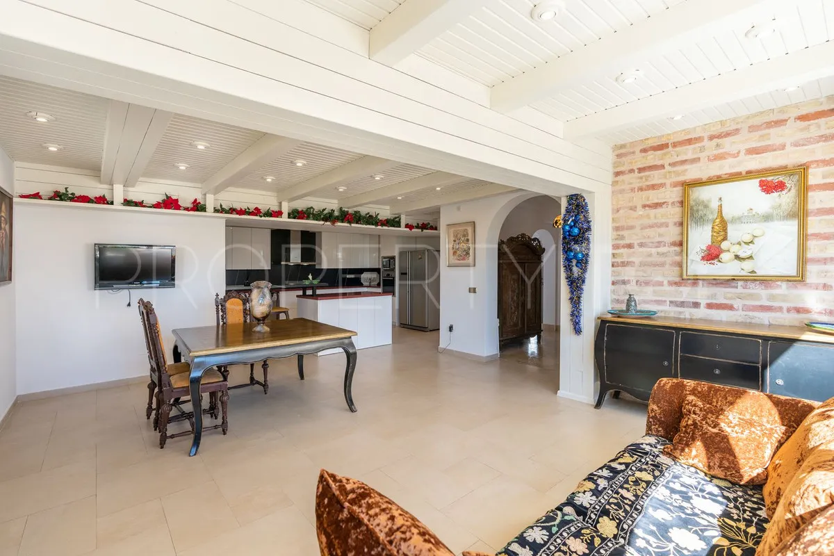 Villa for sale in Benahavis with 5 bedrooms