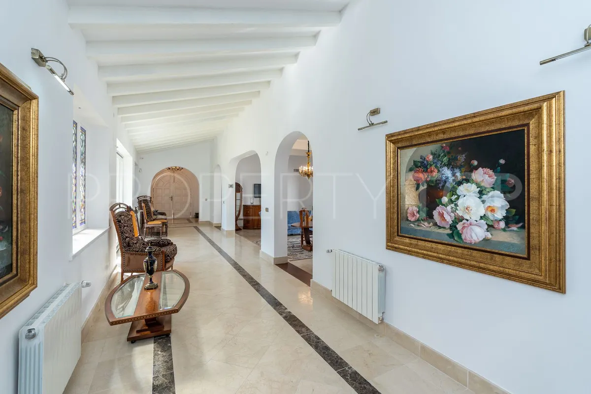 Villa for sale in Benahavis with 5 bedrooms