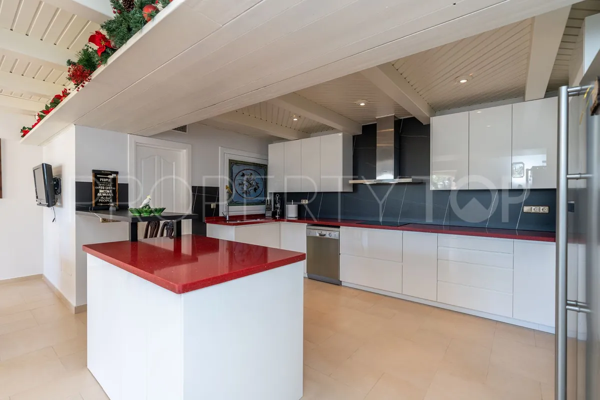Villa for sale in Benahavis with 5 bedrooms