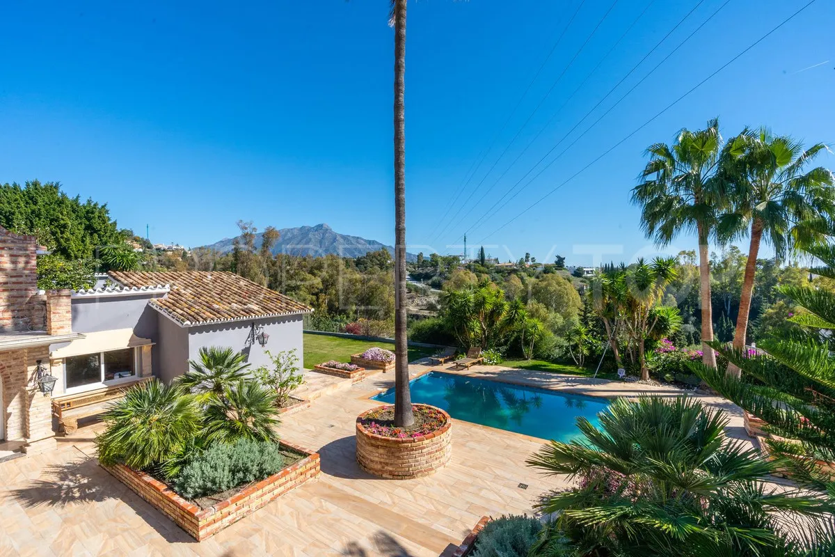 Villa for sale in Benahavis with 5 bedrooms