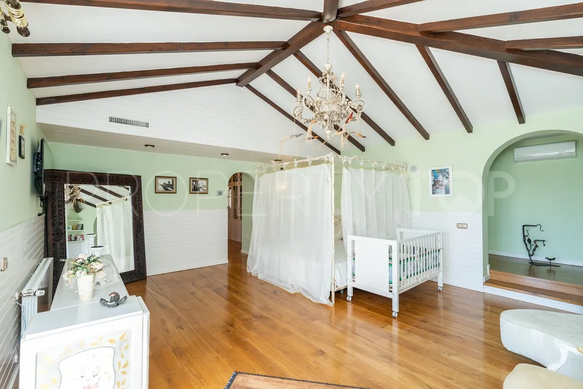 Villa for sale in Benahavis with 5 bedrooms