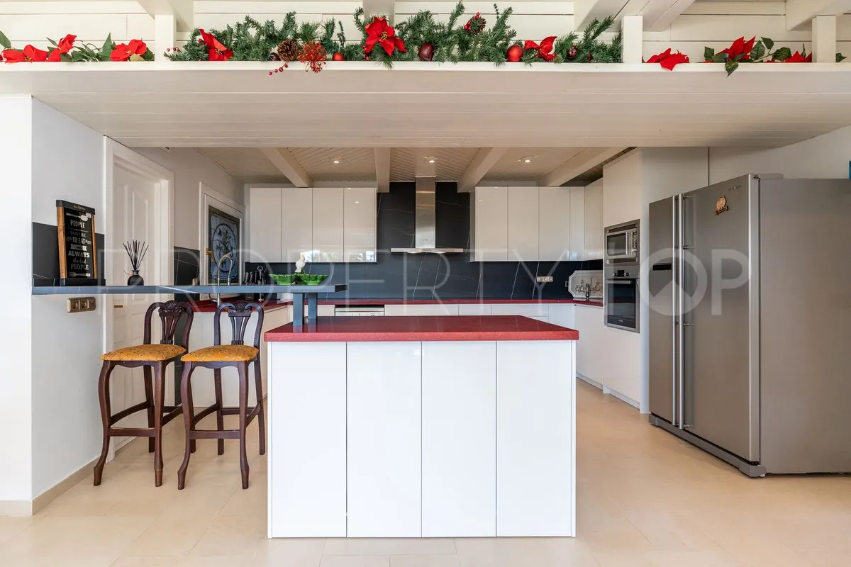 Villa for sale in Benahavis with 5 bedrooms