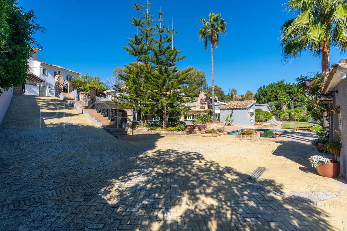 Villa for sale in Benahavis with 5 bedrooms
