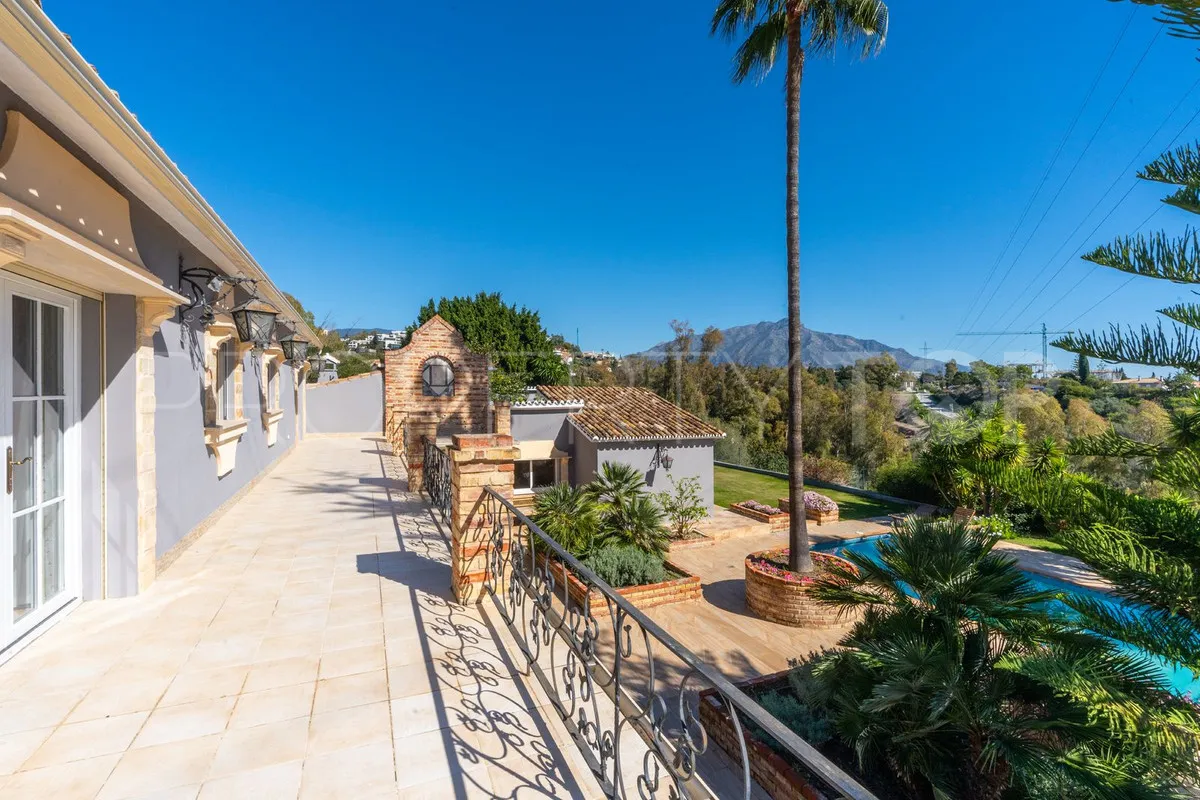 Villa for sale in Benahavis with 5 bedrooms