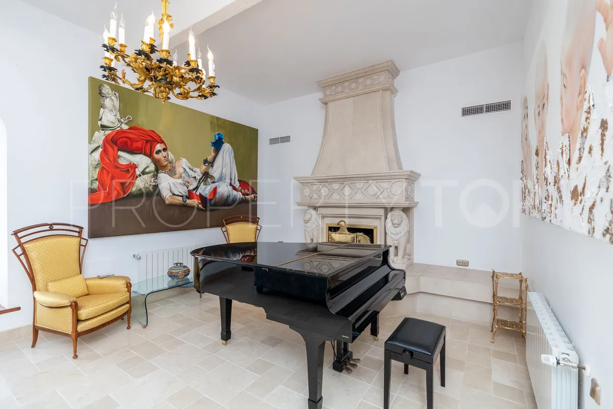 Villa for sale in Benahavis with 5 bedrooms
