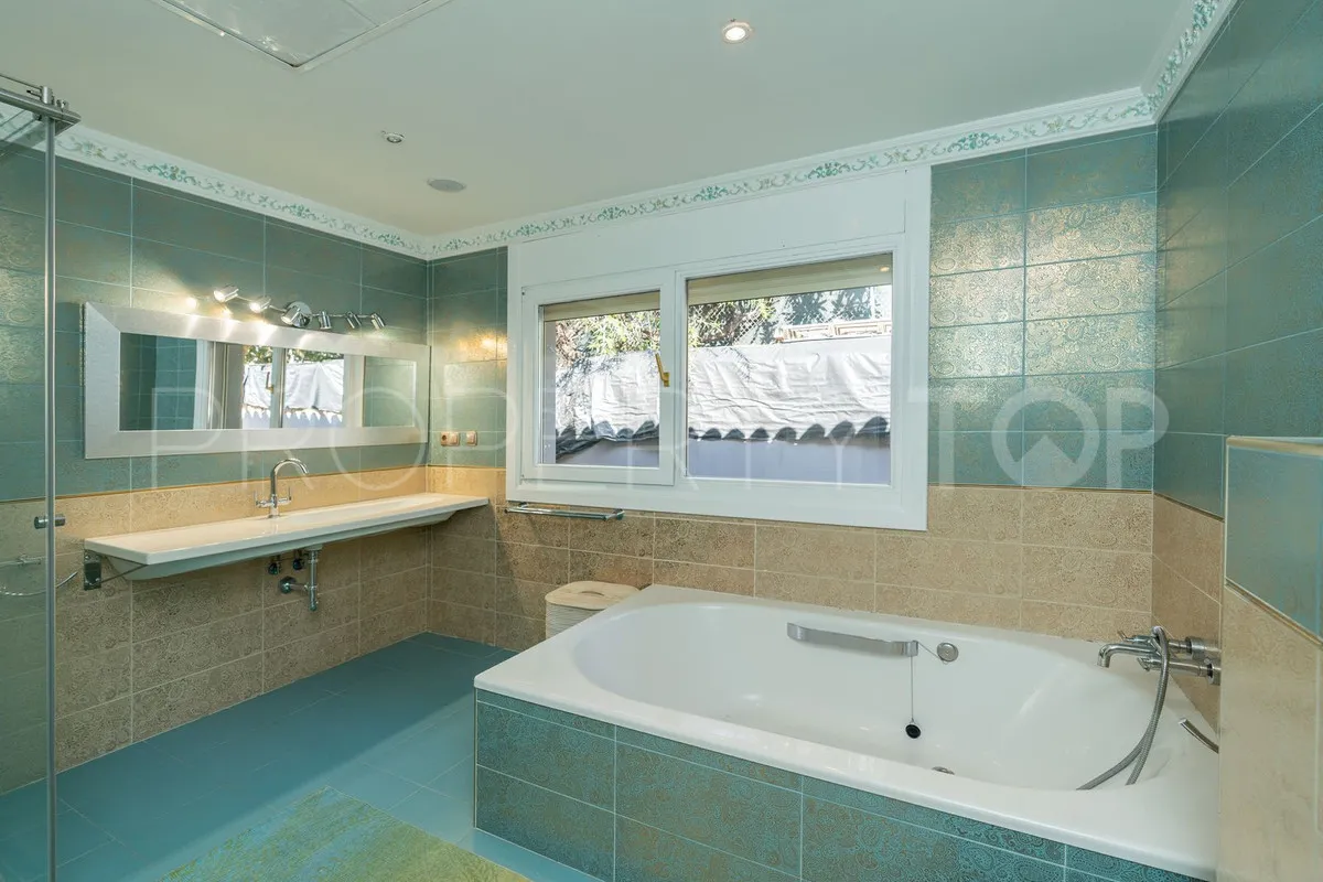 Villa for sale in Benahavis with 5 bedrooms