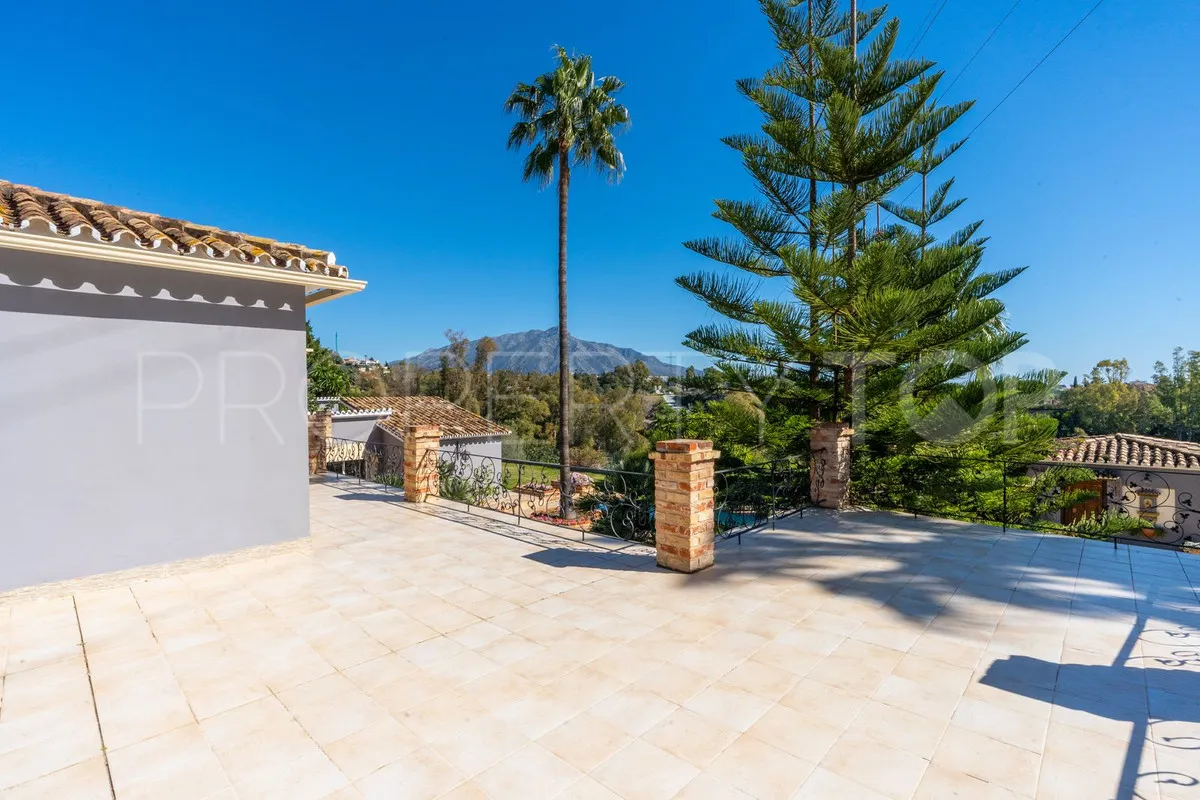 Villa for sale in Benahavis with 5 bedrooms