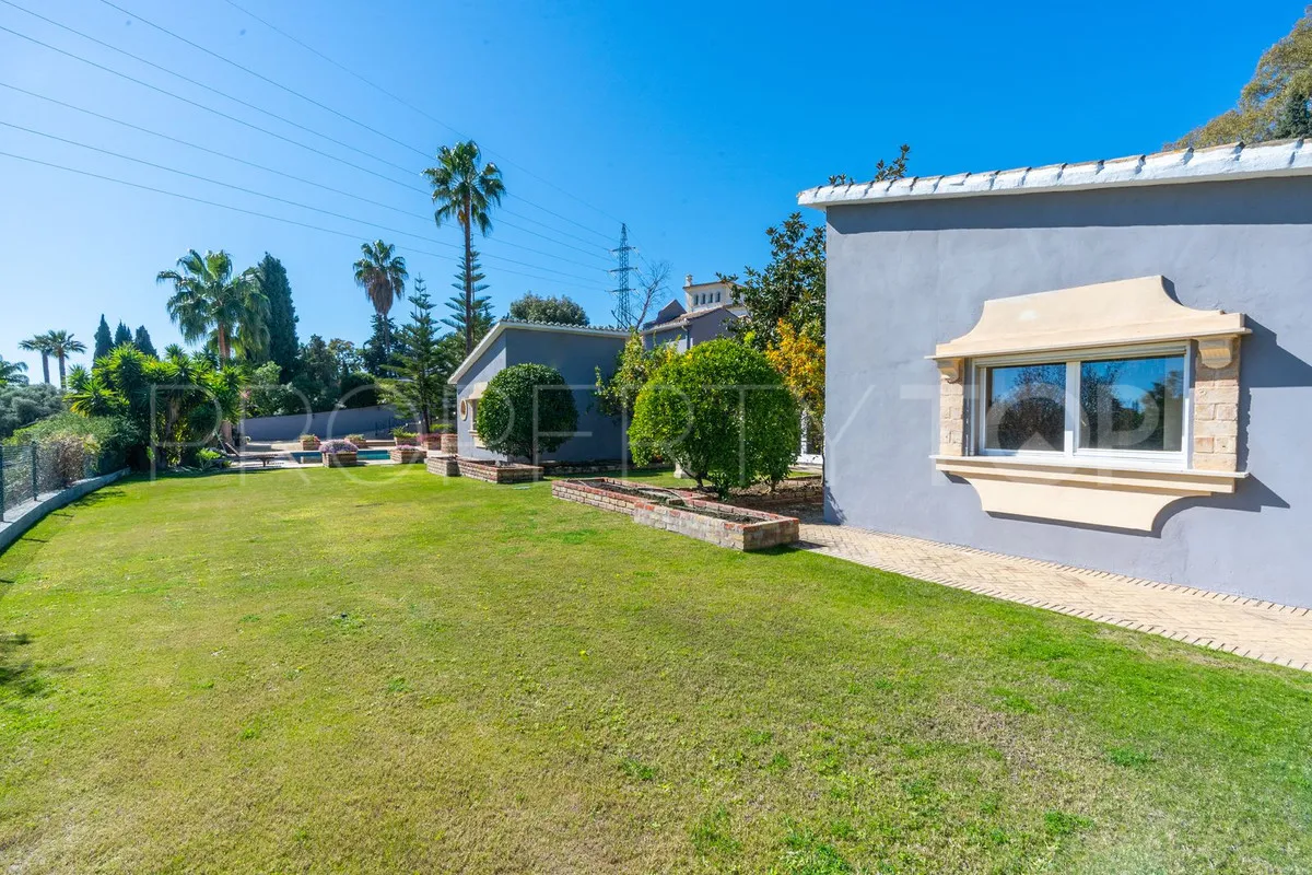 Villa for sale in Benahavis with 5 bedrooms