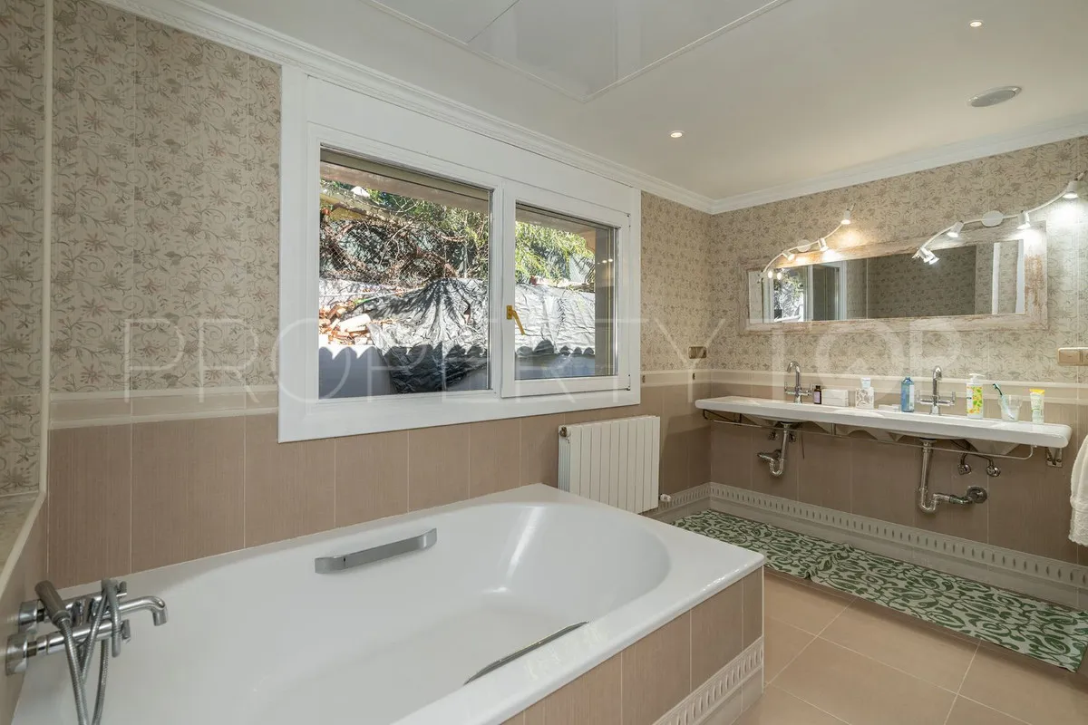 Villa for sale in Benahavis with 5 bedrooms