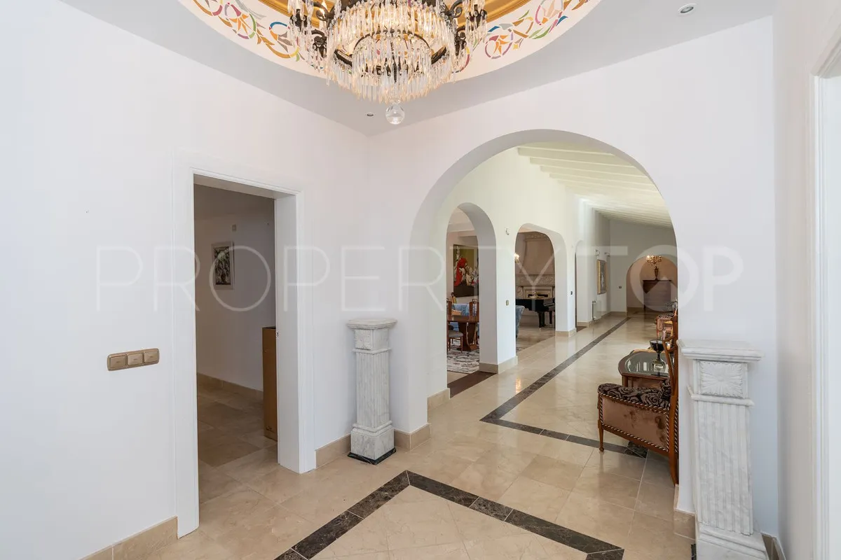 Villa for sale in Benahavis with 5 bedrooms