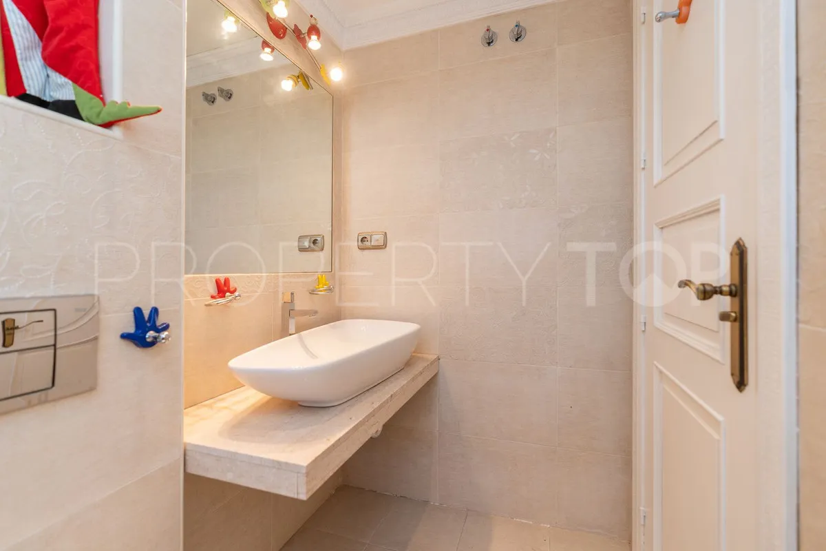 Villa for sale in Benahavis with 5 bedrooms
