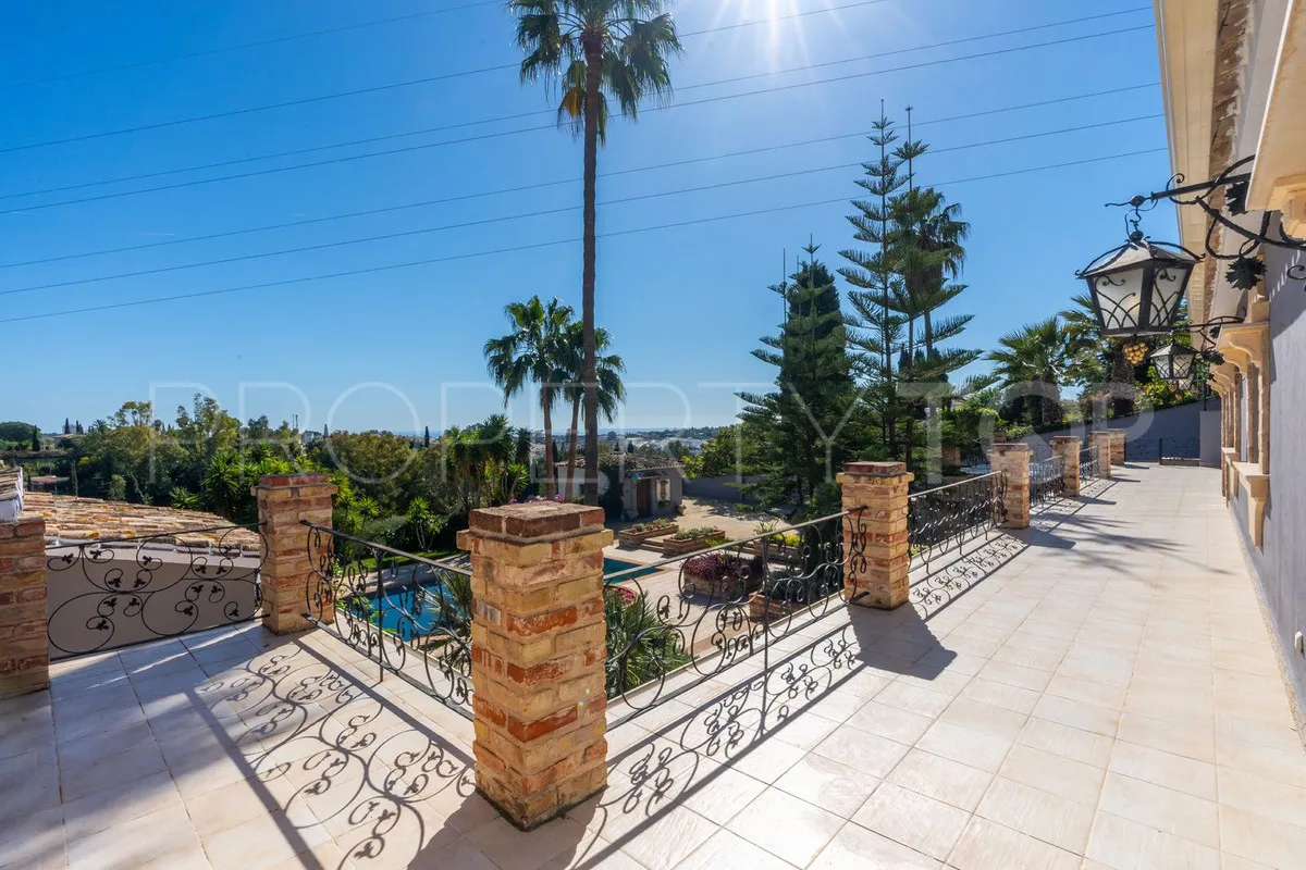 Villa for sale in Benahavis with 5 bedrooms