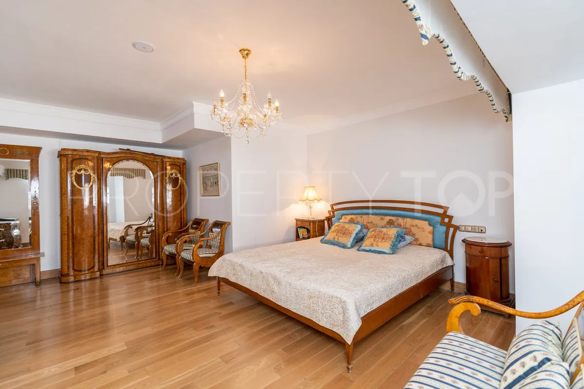 Villa for sale in Benahavis with 5 bedrooms