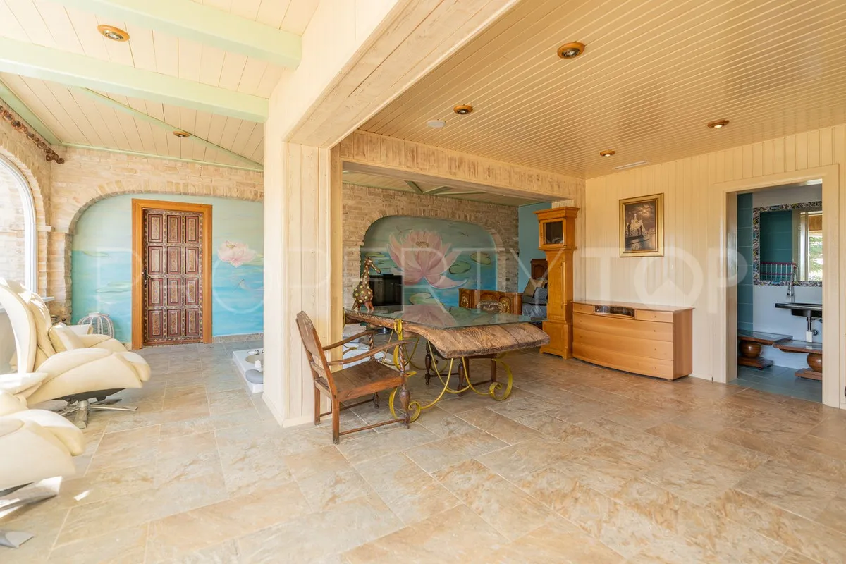 Villa for sale in Benahavis with 5 bedrooms