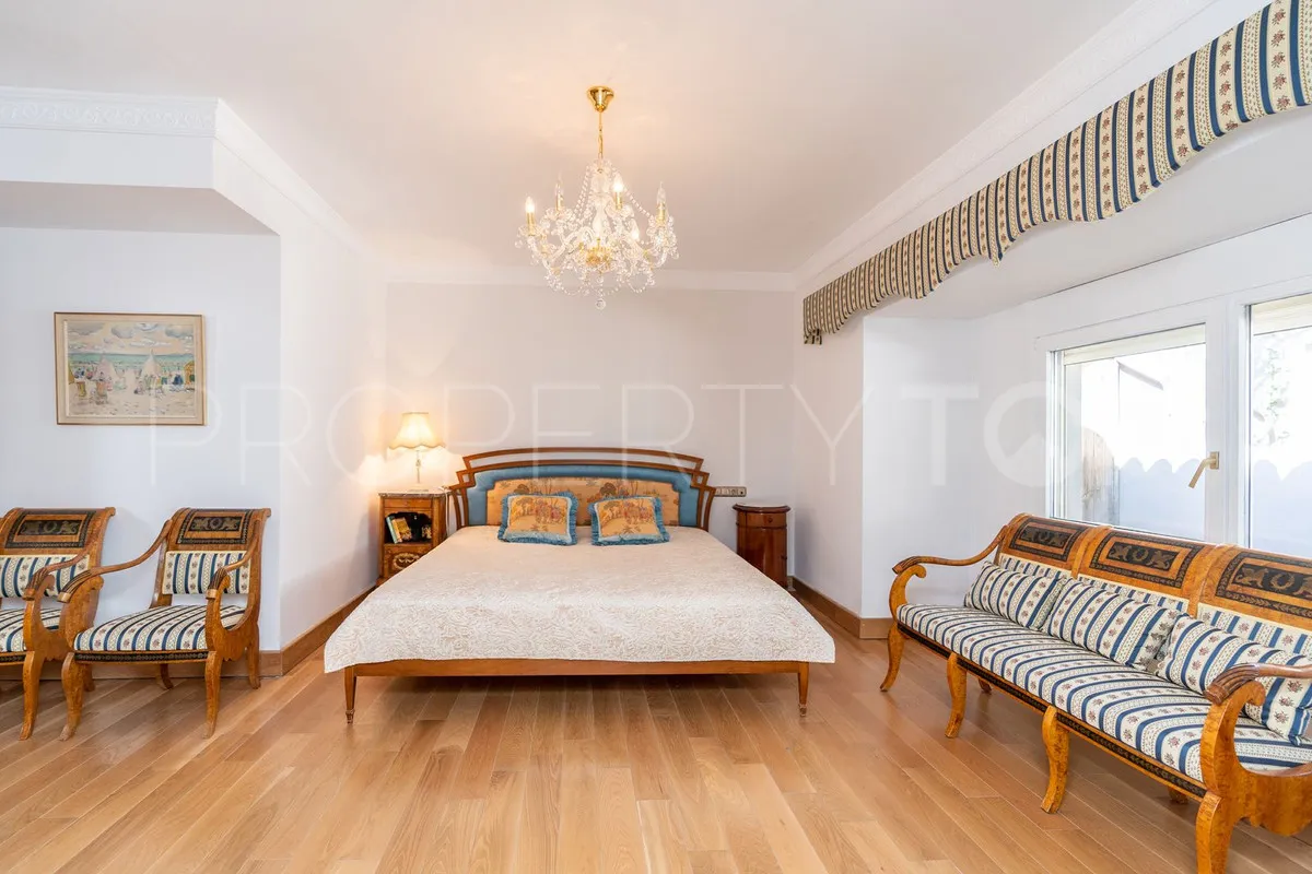 Villa for sale in Benahavis with 5 bedrooms