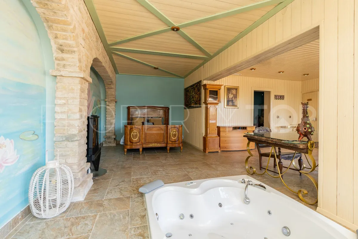 Villa for sale in Benahavis with 5 bedrooms