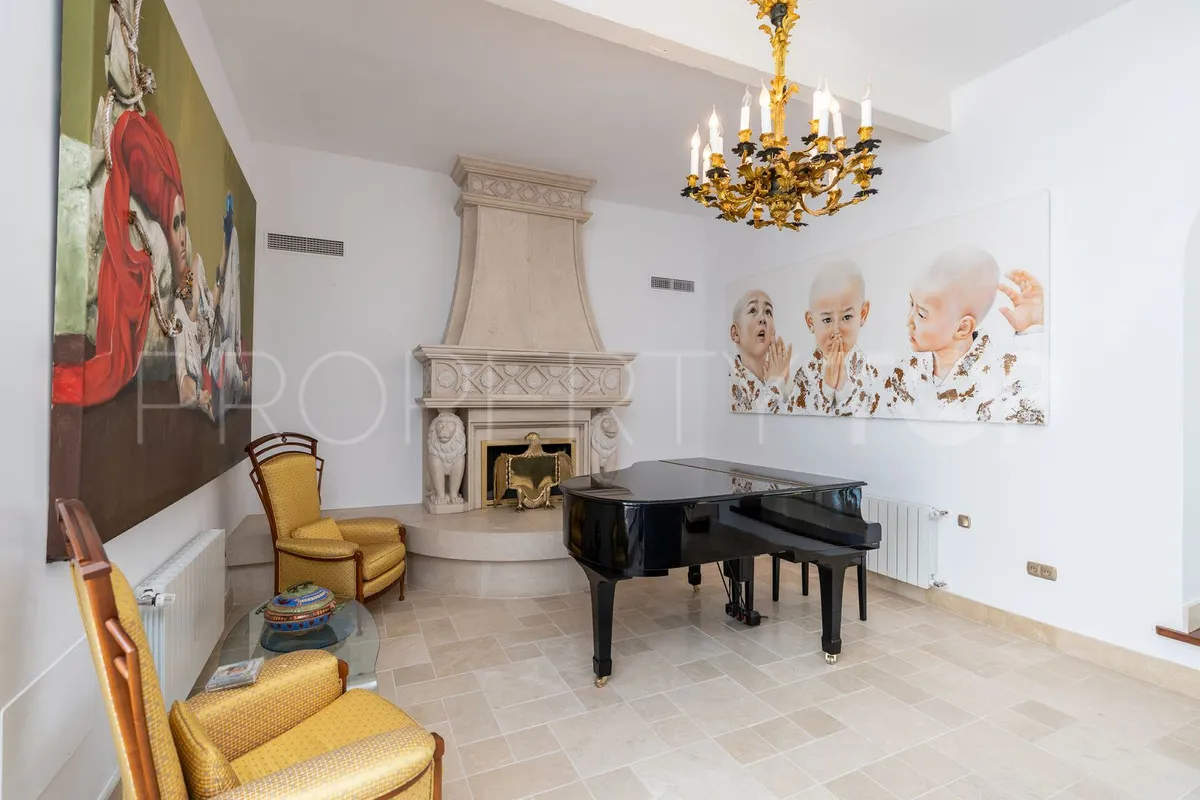Villa for sale in Benahavis with 5 bedrooms