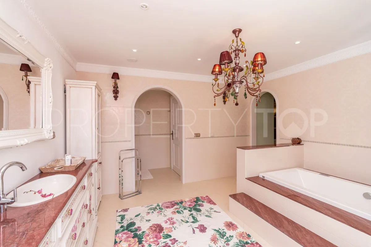 Villa for sale in Benahavis with 5 bedrooms
