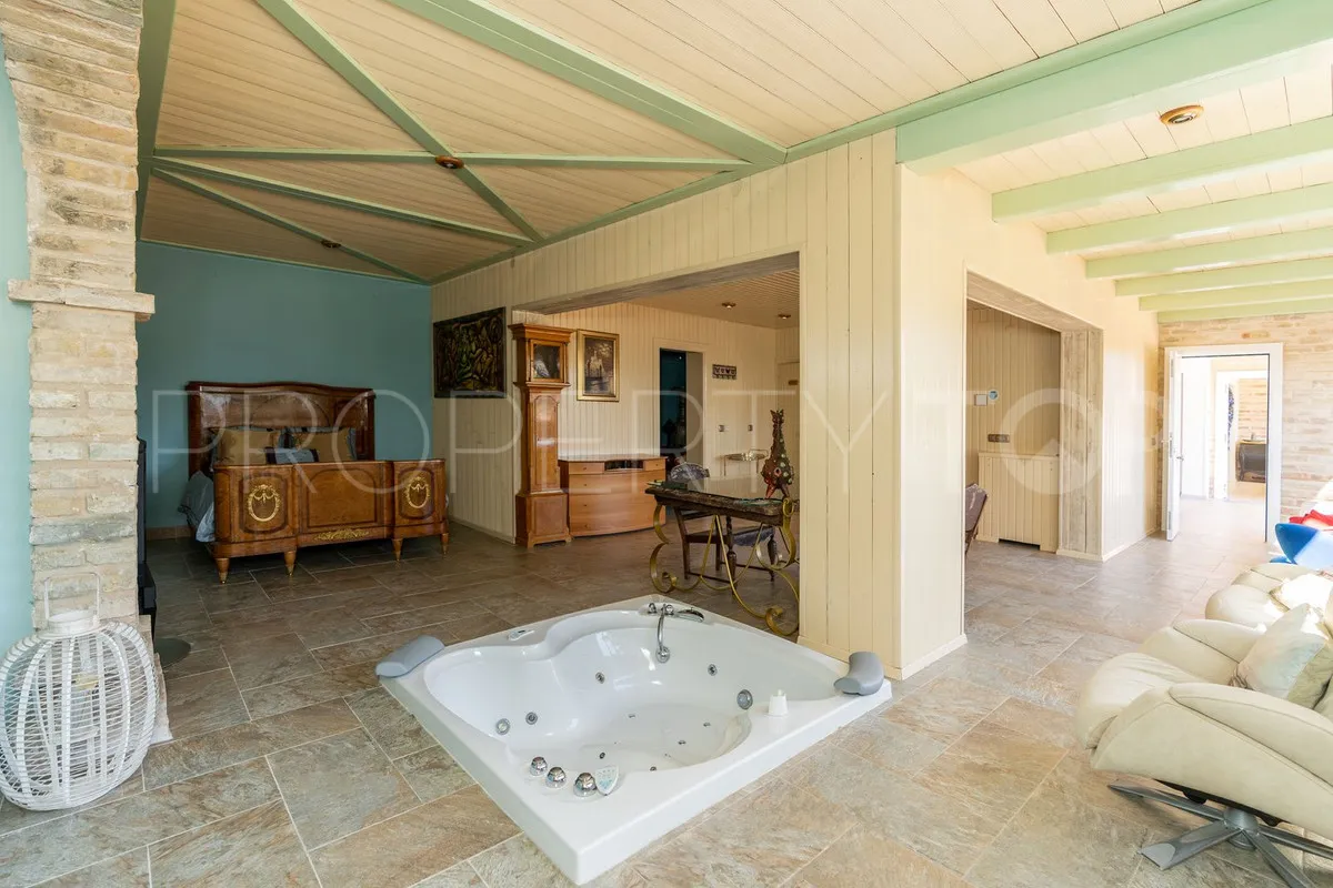Villa for sale in Benahavis with 5 bedrooms