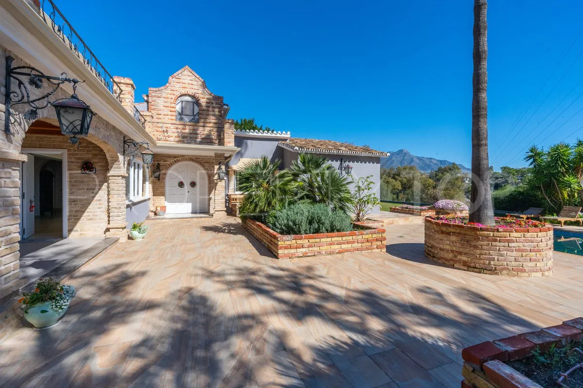 Villa for sale in Benahavis with 5 bedrooms
