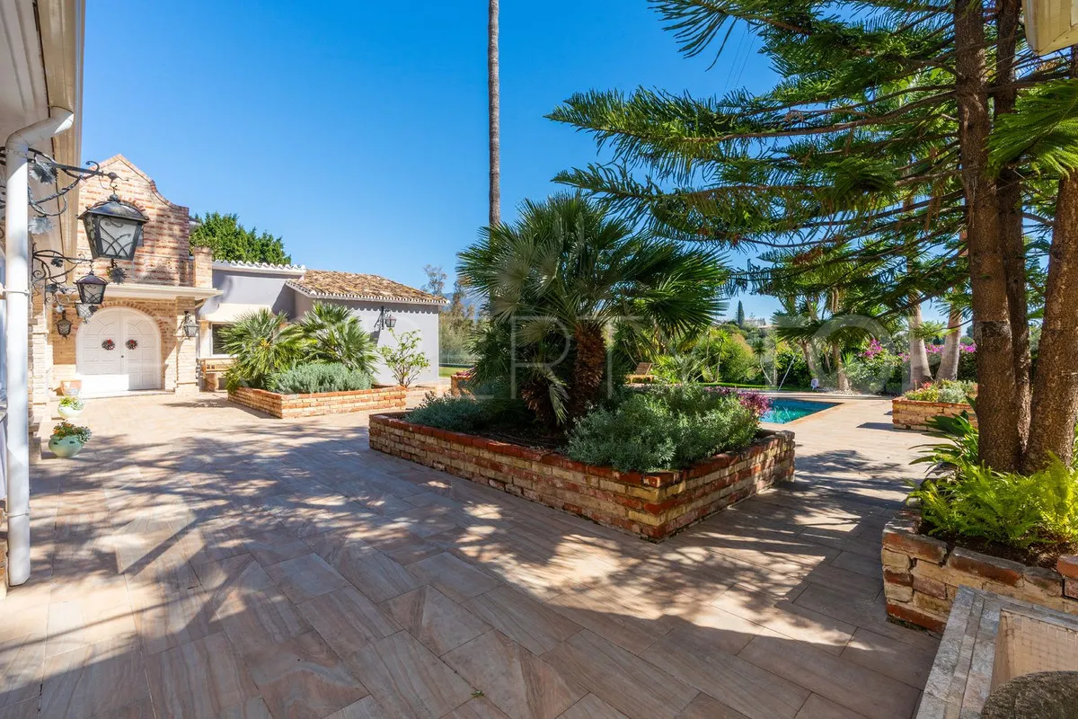 Villa for sale in Benahavis with 5 bedrooms