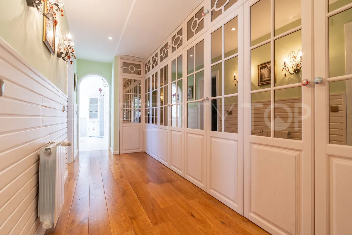 Villa for sale in Benahavis with 5 bedrooms