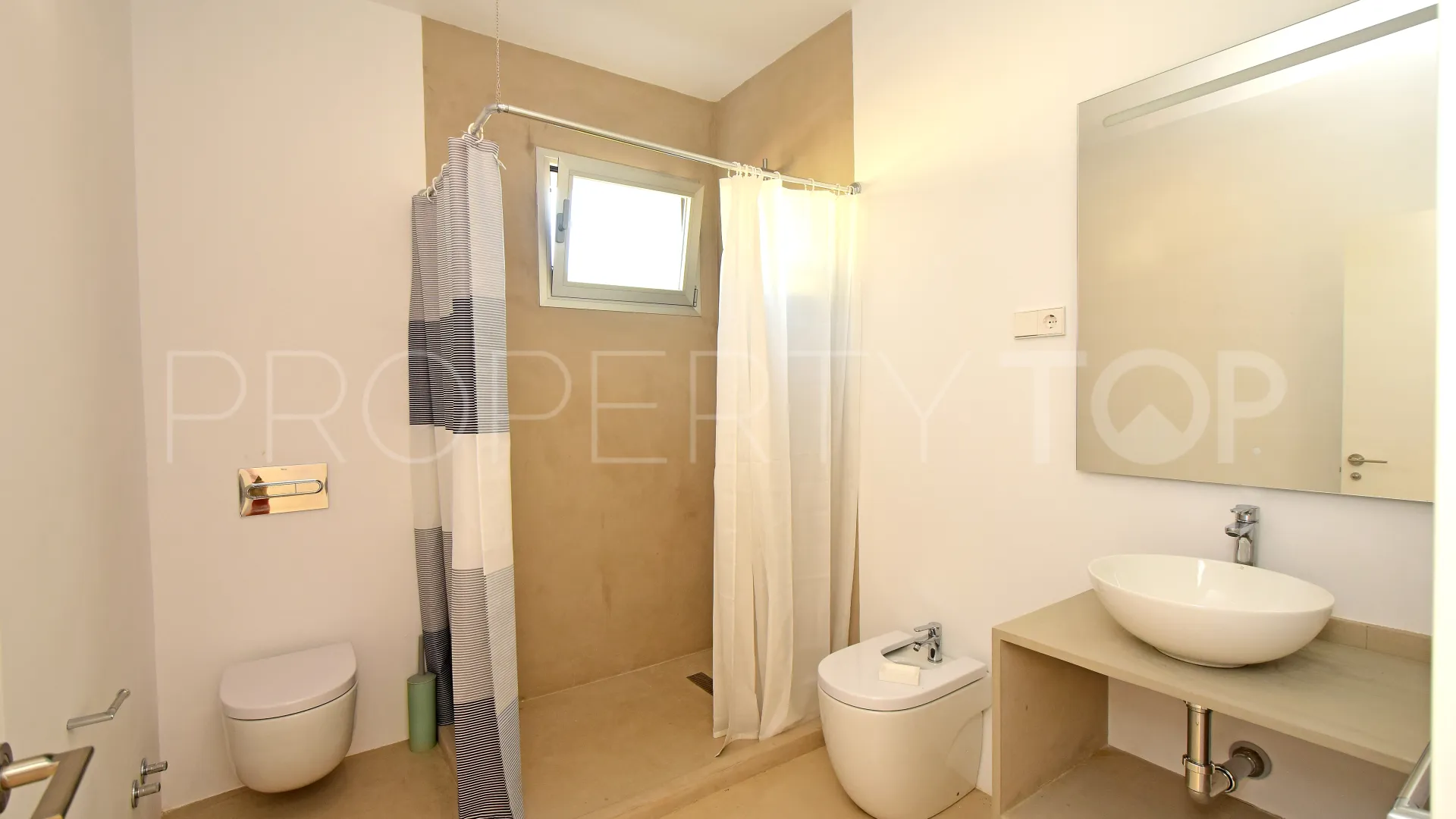 Se vende villa de 4 dormitorios en San Carlos
